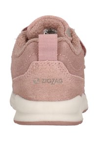 Rosa Wildledersneaker mit einem flauschigen Futter, gepolstertem Schaft, Fersenschlaufe und einer weißen Gummisohle, die mit der Marke "ZIGZAG" geprägt ist.