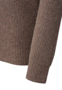 Brązowy sweter z prążkowanego dzianiny z długimi rękawami i teksturowanym wykończeniem, wykonany z miękkiego materiału o teksturowanym, ciepłym wyglądzie.