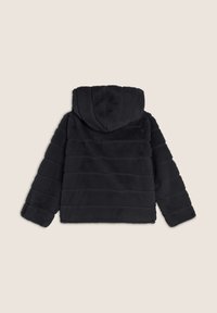 Giacca nera in pelliccia sintetica con cappuccio, caratterizzata da strisce orizzontali trapuntate e maniche lunghe. Tessuto morbido e vestibilità comoda.