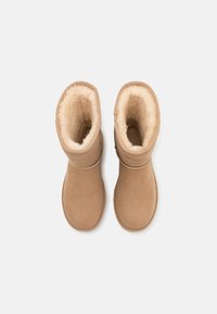 UGG CLASSIC SHORT II - Kotníkové boty - sand