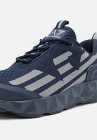 EA7 Emporio Armani ULTIMATE KOMBAT UNISEX - Sportcipő - black iris/silver reflective