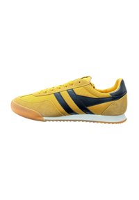 Żółte sportowe trampki z czarnymi paskami, wykonane z zamszu i siateczki, z teksturowaną gumową podeszwą i niskoprofilowym designem.