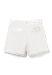Bílé bavlněné šortky s texturovaným povrchem, ohrnutými lemy a dvěma zadními kapsami se zapínáním na knoflík.