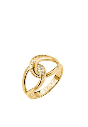 Złoty pierścionek z splecionymi otwartymi paskami, wygrawerowany z "TOGETHER" i "THOMAS SABO,", z trzema małymi przezroczystymi kamieniami na jednej pętli.
