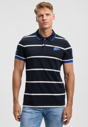 Marineblau gestreiftes Poloshirt mit weißen und hellgrauen horizontalen Streifen. Verfügt über einen blauen Kragen, eine Dreiknopfleiste und ein Logo auf der Brust.
