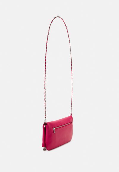 Rosa Leder-Umhängetasche mit schlankem Design, ausgestattet mit einer vorderen Reißverschlusstasche und einem metallischen Kettenriemen. Glatte Textur mit minimalen Akzenten.