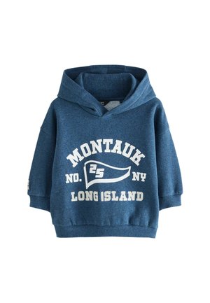Sweat à capuche bleu en tissu doux avec un grand logo sur le devant, affichant "MONTAUK NO. 25 NY LONG ISLAND" en blanc, des poignets côtelés et un large col.