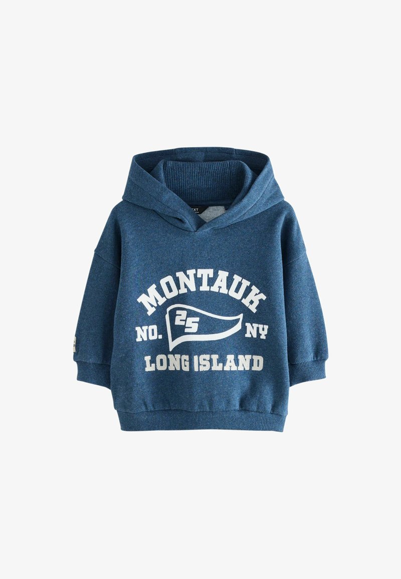 Felpa blu in morbido tessuto con un grande logo frontale, che presenta "MONTAUK NO. 25 NY LONG ISLAND" in bianco, polsini a coste e un'ampia scollatura.