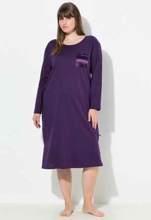 Longue robe de nuit violette en tissu doux. Caractéristiques : encolure ronde et manches longues, avec une poche en satin sur la poitrine.