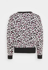 Pull en tricot avec un fond blanc présentant un imprimé léopard noir et rose, des poignets et un ourlet noirs côtelés, et un col rond.