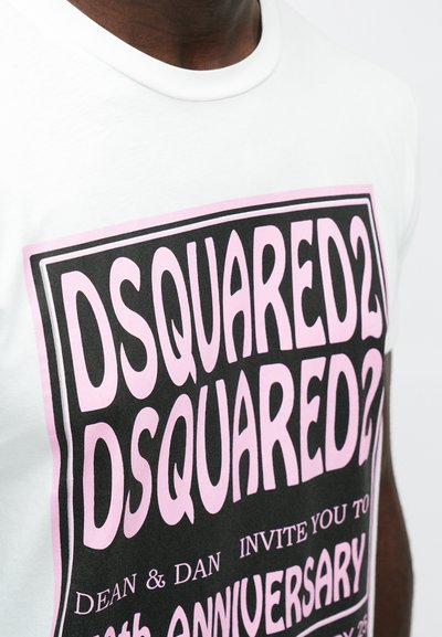 Weißes Baumwoll-T-Shirt mit einem großen pinken und schwarzen Grafikdruck, der den Text "DSQUARED2" sowie Eventdetails zeigt. Kurze Ärmel und Rundhalsausschnitt.