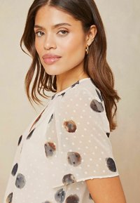 Lipsy FLUTTER SLEEVE SPOT REGULÄR - Blouse - white