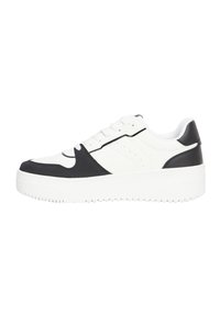 Weißer Sneaker mit schwarzen Akzenten, ausgestattet mit einem Obermaterial aus glattem Leder, runder Zehenpartie und einer strukturierten Gummisohle mit ausgeprägtem Profil.