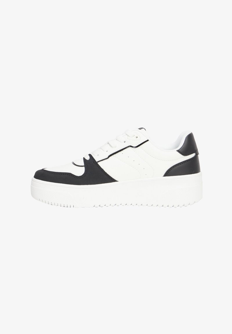 Sneakers bianche e nere con tomaia in pelle liscia, chiusura con lacci e suola in gomma texturizzata con bordo rialzato per una migliore presa.