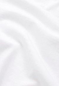 Valge puuvillane kangas, millel on sile ja õrnalt tekstureeritud pind. Õrnad voldid loovad dimensiooni ja peened varjud. Puuduvad nähtavad mustrid või detailid.