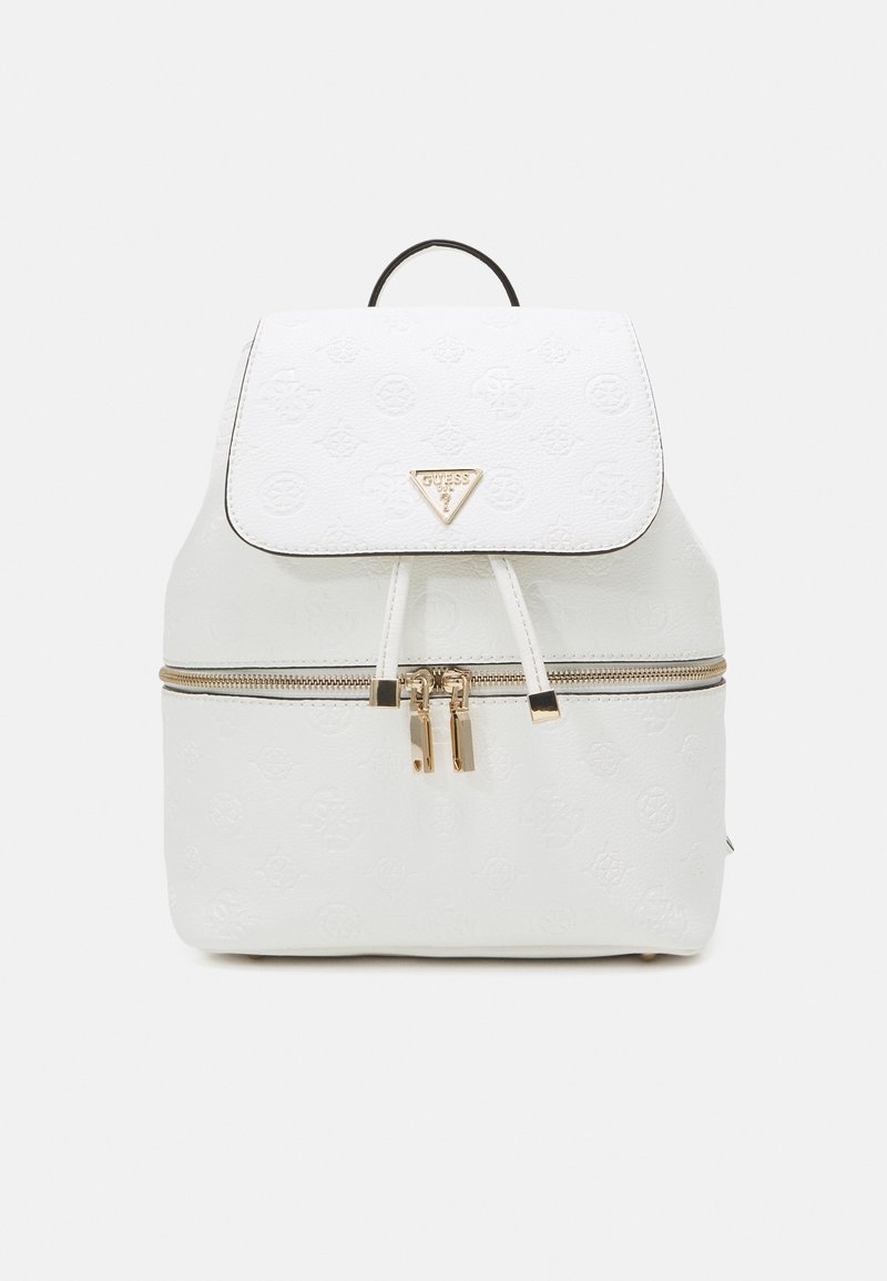 Sac à dos en simili cuir blanc avec motif logo embossé, quincaillerie dorée, fermeture à rabat courbé et double poche zippée à l'avant.