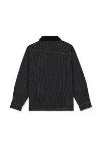 Chemise noire à manches longues avec fines rayures verticales blanches, surpiqûres contrastantes orange et col noir, vue de dos.