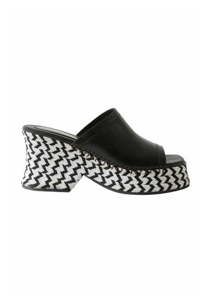 Mule nero con punta aperta, tacco platform spesso intrecciato bianco e nero e design slip-on.