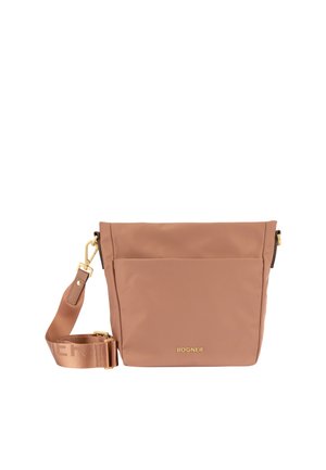 Bolso bandolera rectangular marrón con bolsillo delantero, herrajes dorados y asa ajustable con el nombre de la marca "Bogner" impreso en la parte delantera y en la correa.