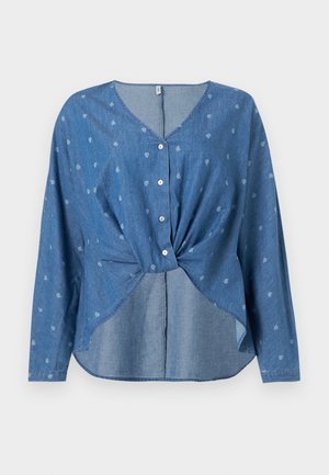 Camicia blu a maniche lunghe con bottoni, decorata con piccoli motivi paisley bianchi, caratterizzata da un dettaglio arricciato sul davanti e da uno scollo a V.