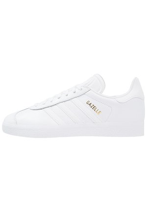 Hvid lav Adidas Gazelle sneaker med hvide striber og guld "GAZELLE" tekst på siden, hvide snørebånd og tekstureret sål.