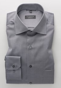 Grijze overhemden met een spread collar, knoopsluiting aan de voorkant en enkele manchetten. Beschikt over een gladde stoftextuur en contrasterende knopen. Merklabel zichtbaar.