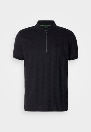 Polo negro hecho de un tejido texturizado, con cuello con cremallera, mangas cortas y un patrón geométrico. Logo exhibido en el pecho.