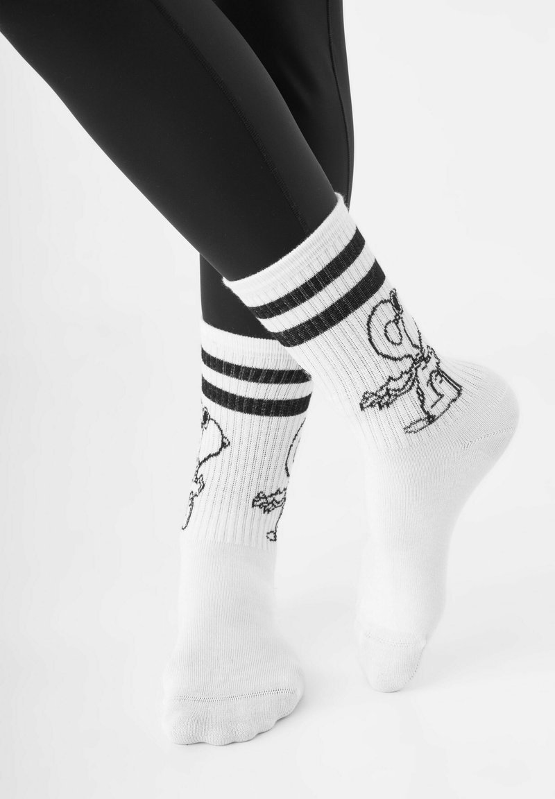 Weiße Socken mit schwarzen Streifen am oberen Rand, ausgestattet mit einem Design eines Cartoon-Charakters. Hergestellt aus einem strukturierten Baumwollmischmaterial.