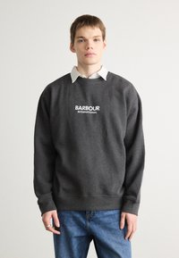 Tmavě šedá mikina z bavlněné směsi, s kulatým výstřihem, žebrovanými manžetami a bílým logem "BARBOUR INTERNATIONAL" na přední straně.
