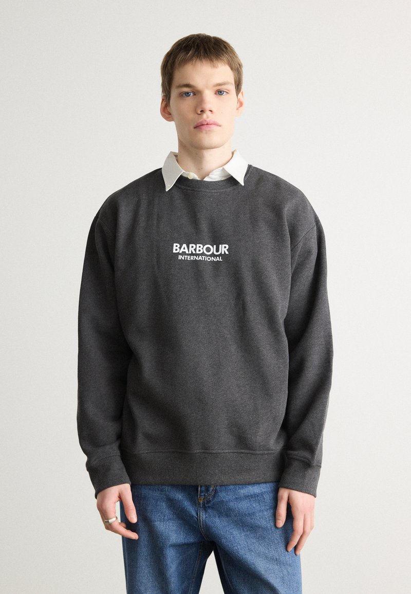 Tmavě šedá mikina z bavlněné směsi, s kulatým výstřihem, žebrovanými manžetami a bílým logem "BARBOUR INTERNATIONAL" na přední straně.