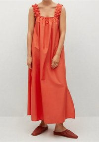 Rode, mouwloze maxi-jurk met gerimpelde schouderbanden, losse pasvorm en een gathered halslijn. Geeft in combinatie met rode instappers.