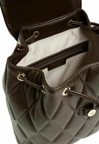 Borsa a secchiello in pelle marrone trapuntata con finiture in oro, interno foderato in tessuto e tasca con zip. Presenta una chiusura con coulisse.