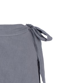 Grijze linnen wikkelrok met een strikdetail in de taille, voorzien van een soepele textuur en een zijsplit voor extra design.