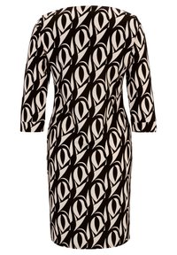 Schwarzes und weißes Kleid mit einem auffälligen abstrakten Muster, Dreiviertelärmel und taillierter Form, aus glattem Stoff gefertigt.