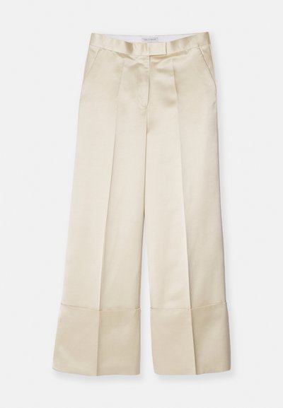 Bēšas platās bikses no gludas auduma ar augstu jostasvietu, ar krokām priekšpusē un salocītu apakšmalu, kurām ir sānu kabatas un tīra apdare.