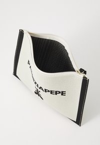 Pochette en tissu blanc avec fermeture éclair et accents noirs. Présente un imprimé en texte noir et une texture côtelée. Large ouverture pour un accès facile au contenu.