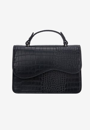 Sac à main en cuir noir avec texture crocodile, forme rectangulaire, rabat incurvé et poignée courte sur le dessus.