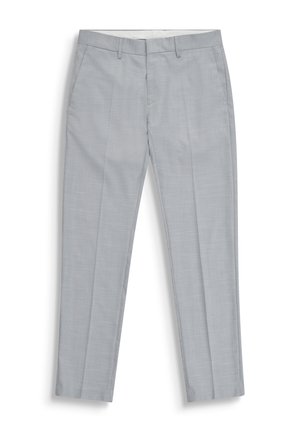 Lichtgrijze op maat gemaakte broek met steekzakken, broekriemlussen en frontale plooi, plat neergelegd op een witte achtergrond.