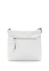 Sac en cuir blanc à porter en bandoulière avec une surface texturée, doté d'une poche zippée à l'avant et de quincaillerie métallique. Design simple et rectangulaire.