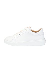 Sneaker bianca in pelle con punta rotonda, suola piatta bianca e lacci tono su tono. Presenta una texture liscia e un design minimalista con cuciture sottili.