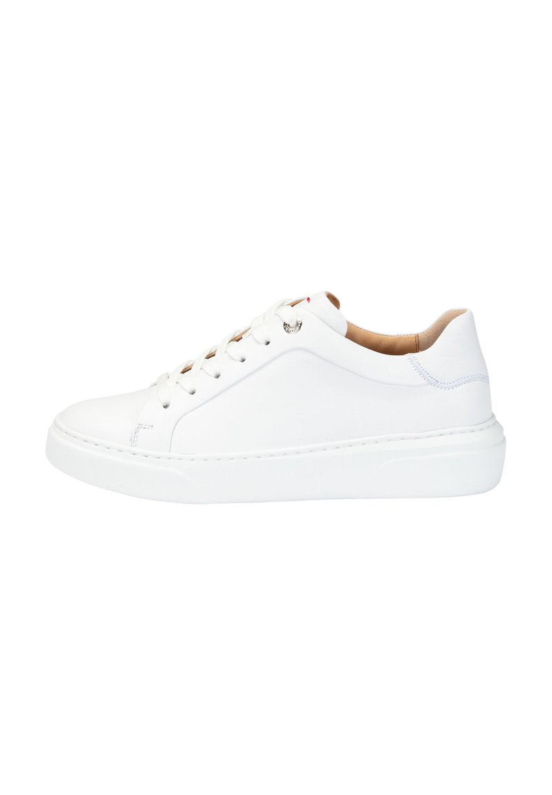 Sneaker bianca in pelle con punta rotonda, suola piatta bianca e lacci tono su tono. Presenta una texture liscia e un design minimalista con cuciture sottili.