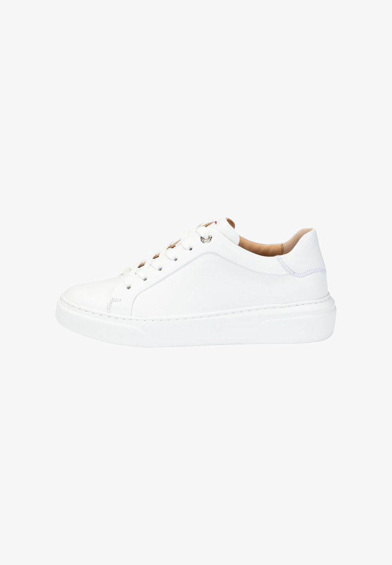 Sneaker bianca in pelle con punta rotonda, suola piatta bianca e lacci tono su tono. Presenta una texture liscia e un design minimalista con cuciture sottili.