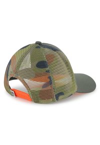 Casquette à motif camouflage avec un dos en maille, un panneau avant vert olive, une sangle ajustable en plastique et un accent orange à l'arrière.