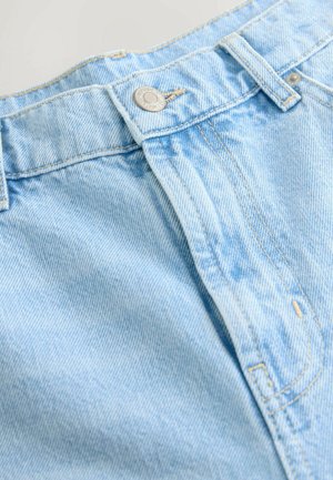 Shorts din denim decolorat cu talie înaltă, dotate cu un închizător din metal argintiu și detalii cusute pe margini și buzunare.
