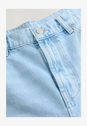 Shorts in denim chiaro con vita alta, caratterizzati da una chiusura con bottone argentato e cuciture decorative lungo i bordi e le tasche.