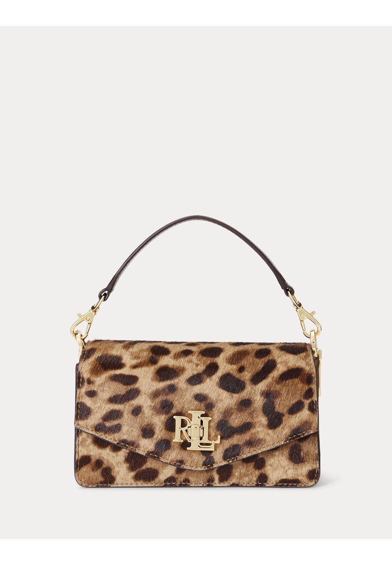 Bolso con estampado de leopardo hecho de pelo sintético con un adorno de logo en tono dorado. Cuenta con una correa de hombro marrón y un diseño con solapa plegable.