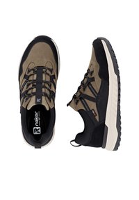 Scarpe da trekking marroni e nere con una tomaia testurizzata, dettagli in rete e suola in gomma robusta. Presentano occhielli rinforzati e accenti con logo.