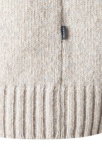 Beiger, gestrickter Wollpullover mit geripptem Saum und einem schwarzen Stoffetikett mit dem aufgenähten Schriftzug "MAERZ", das vertikal in der Nähe der Mitte angebracht ist.