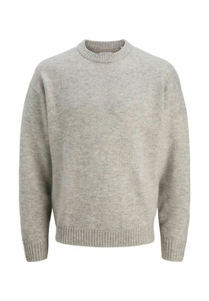 Pull gris clair à manches longues en maille, avec col rond, poignets et ourlet côtelés, présenté sur fond blanc uni. Aucun motif visible.