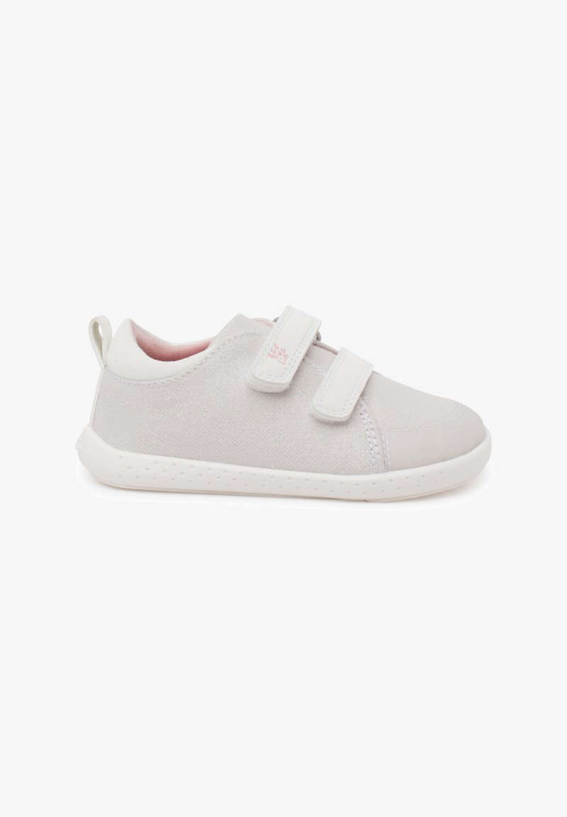 Zapatilla de lona gris claro con dos correas de Velcro, suela de goma blanca, puntera redondeada y un forro suave rosa. Material texturizado con un ligero brillo.